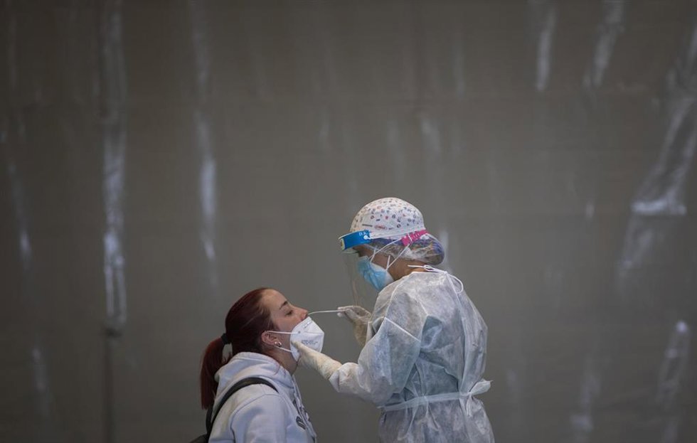 Archivo - Sanitarios trabajando durante las pruebas de cribado de covid-19 con test de antígenos