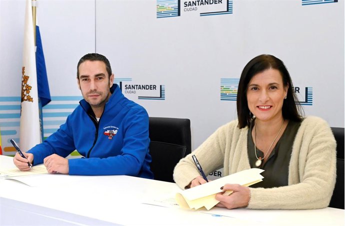 La alcaldesa, Gema Igual, y el presidente de la Federación Cántabra del Taxi, Manu Andoni