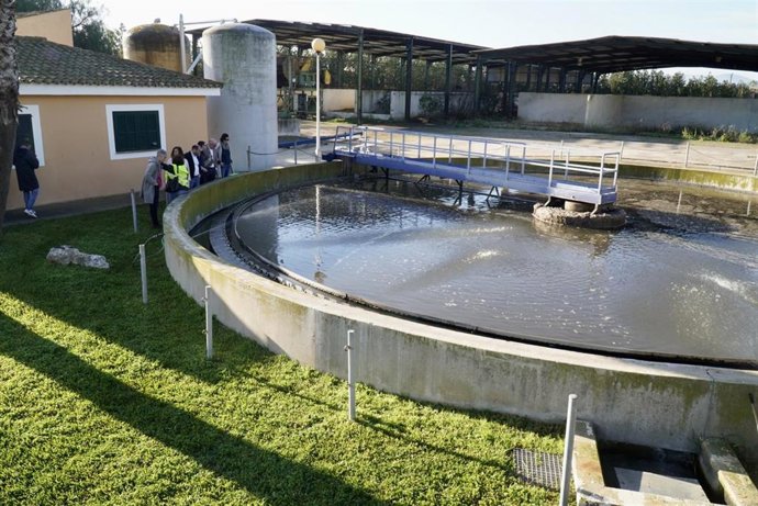 Visita de la presidenta del Govern, Francina Armengol, y el conseller de Medio Ambiente, Miquel Mir, a la depuradora de Sa Pobla con motivo de la futura ampliación.