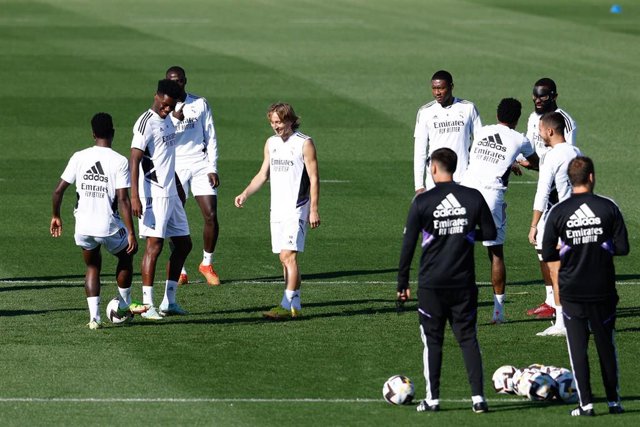 Archivo - Luka Modric junto a Tchouameni en un entrenamiento del Real Madrid