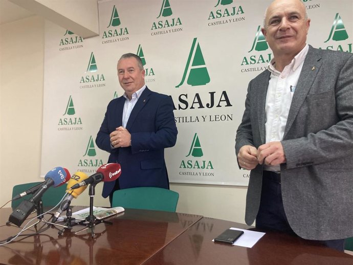 Donaciano Dujo (i) y José Antonio Turrado, momentos antes de comenzar la rueda de prensa.