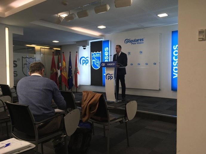 El presidente del PP vasco, Carlos Iturgaiz, en la sede de Vitoria