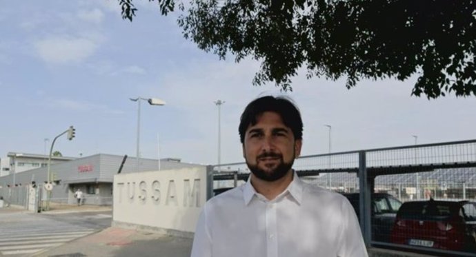 El candidato de IU a la Alcaldía de Sevilla, Ismael Sánchez, en las instalaciones de Tussam.