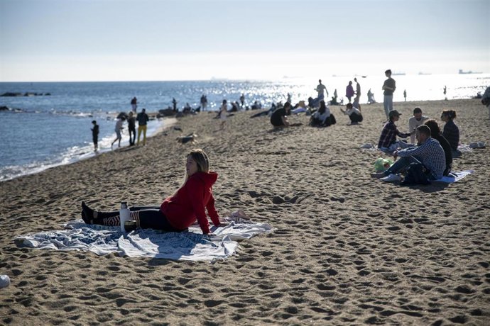 Varias personas disfrutan del sol y el calor en la playa de la Barceloneta, a 25 de diciembre de 2022, en Barcelona, Cataluña (España). 