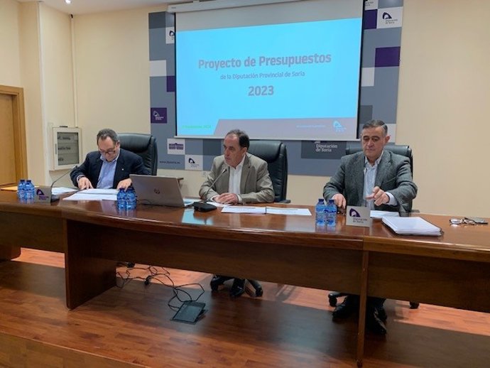 El presidente Benito Serrano, entre sus socios de Gobierno, Saturnino de Gregorio y Antonio Pardo.