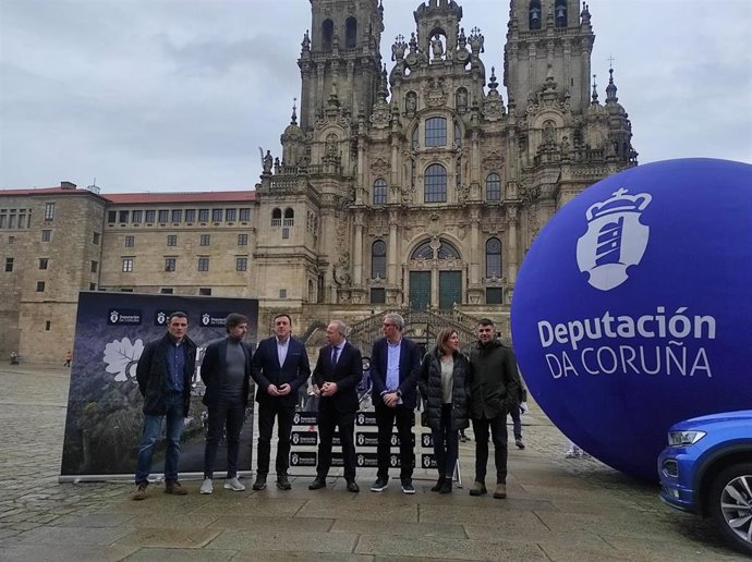 El promotor de la vuelta ciclista 'O gran camiño', Ezequiel Mosquera, y el presidente provincial, Valentín González Formoso, entre otros, este jueves en Santiago