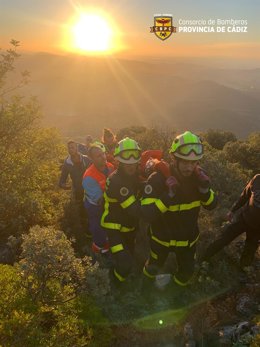 Bomberos trasladan al parapentista herido por la sierra en Algodonales.