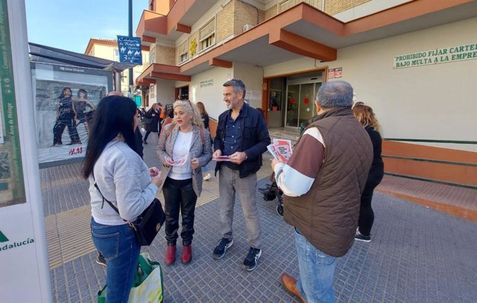 IU promueve con campaña a pie de calle la compra en comercios locales para "crear empleo y dar vida a barrios"