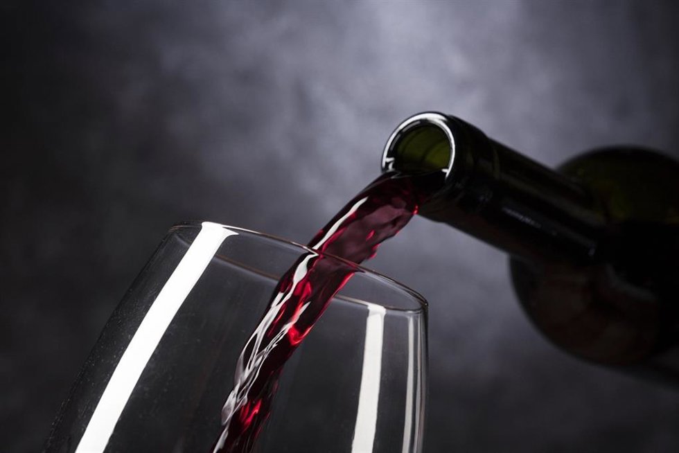 Botella y copa de vino