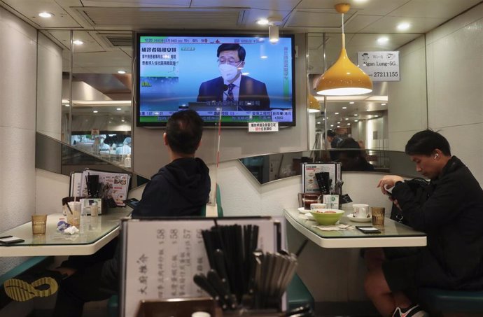 Clientes en el interior de un restaurante en Hong Kong