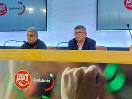 El secretario general de UGT FICA Andalucía, José Manuel Rodríguez Saucedo, junto al secretario general de UGT FICA Sevilla, Manuel Ponce, en una rueda de prensa.