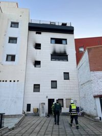 Un equipo de Sareb revisa el edificio incendiado ayer en Villalba, que ha quedado "muy dañado"