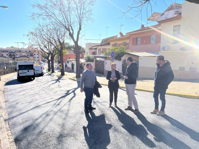 La alcaldesa de Alcalá, Ana Isabel Jiménez, y el delegado de Servicios Urbanos, José Antonio Montero, en la nueva calle Alcalá Zamora.