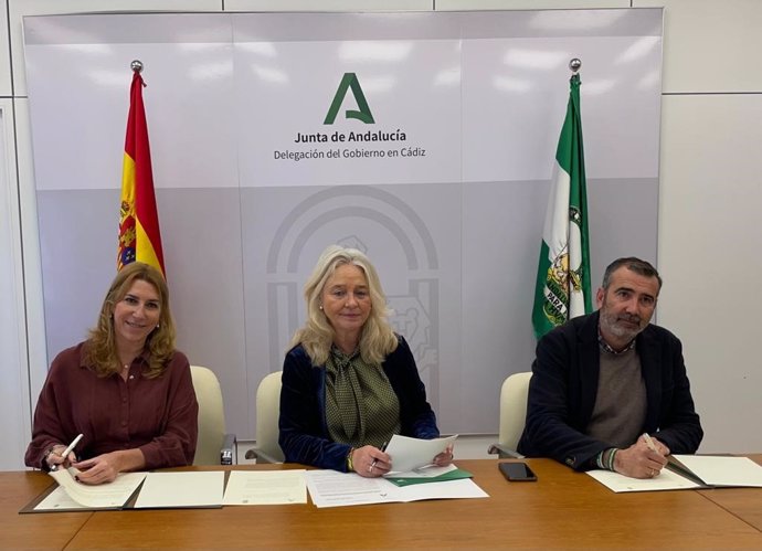 Firma de cesión del inmuble para albergar el museo de Alejandro Sanz en Alcalá de los Gazules.