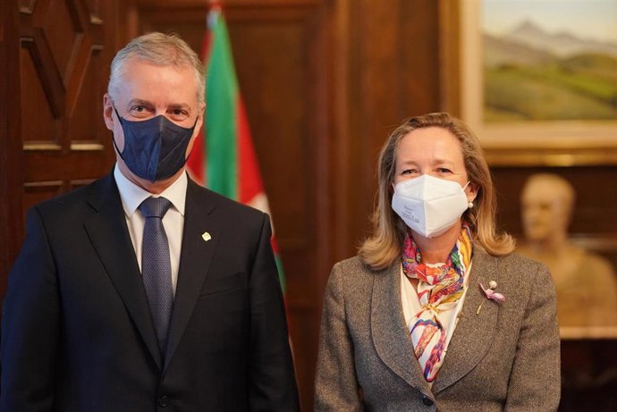 Archivo - La vicepresidenta primera del Gobierno y ministra de Asuntos Económicos y Transformación Digital, Nadia Calviño, se reúne con el lehendakari, Iñigo Urkullu, en Ajuria Enea,  a 4 de febrero de 2022, en Vitoria-Gasteiz
