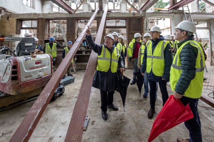 El vicepresidente y consejero de Universidades, Igualdad, Cultura y Deporte, Pablo Zuloaga, visita las obras de rehabilitación del Palacio Jaime del Amo