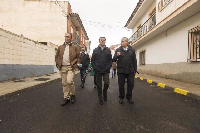 Archivo - En el centro, el presidente de la Diputación de Almería durante la visita a un municipio.
