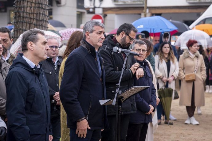 El alcalde y presidente de la Diputación, Álvaro Gutiérrez, interviene durante una concentración en repulsa por el crimen de la mujer embarazada y su bebé en la Plaza Infante Don Juan Manuel, a 29 de diciembre de 2022, en Escalona, Toledo.