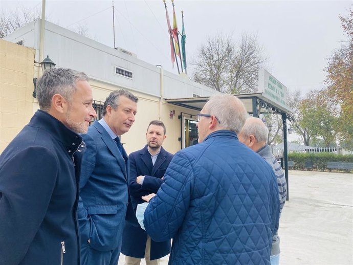 Javier Fernández departe con pensionistas de Palmete