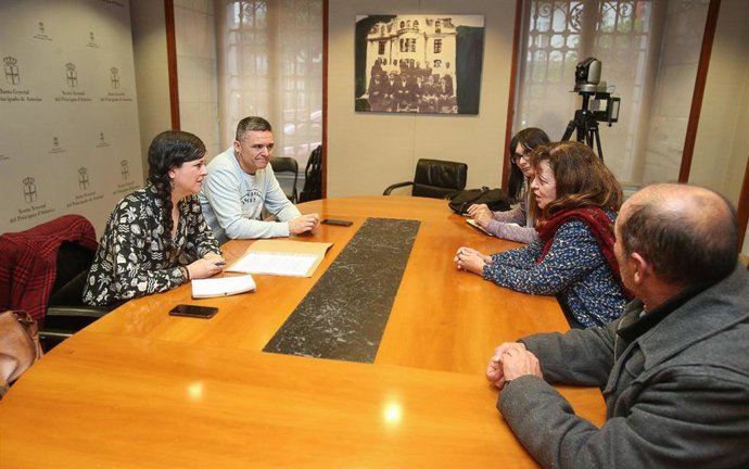 Reunión de la coordinadora de Podemos Asturies, Sofía Castañón, y el portavoz parlamentario, Rafael Palacios, con representantes de la asociación Llar  Trans.
