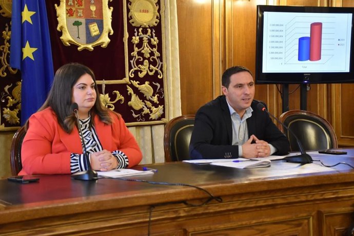 El presidente de la Diputación de Cuenca, Álvaro Martínez Chana, y la diputada de Cultura, Fátima García.