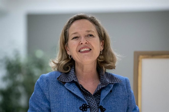 La vicepresidenta primera y ministra de Asuntos Económicos y Transformación Digital, Nadia Calviño, participa en el acto de desvelo y posterior colocación del retrato del exministro Román Escolano, en la sede del Ministerio, a 27 de diciembre de 2022, e