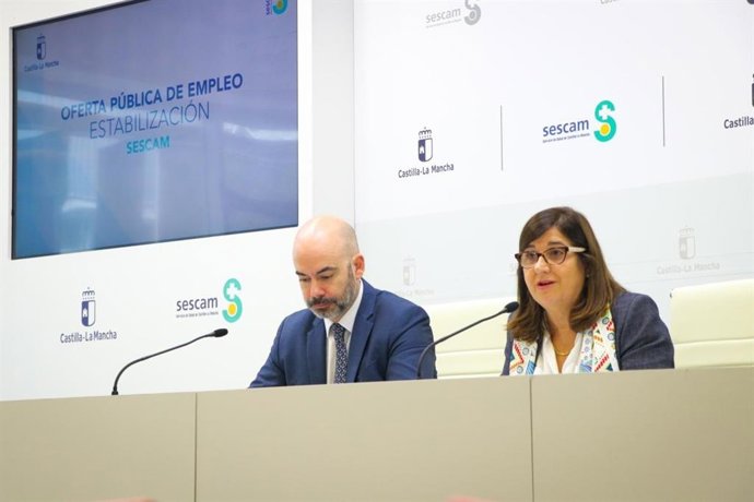 La directora gerente del SESCAM, Regina Leal, que ha estado acompañada por el director general de Recursos Humanos, Iñigo Cortázar.