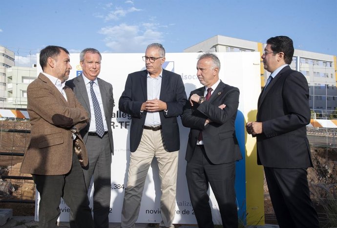 Autoridades políticas visitan las obras de construcción de 100 viviendas sociales en La Gallega, en Santa Cruz de Tenerife, a través de Visocan