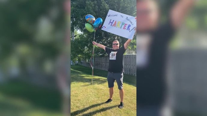 La emotiva bienvenida a este perro adoptado