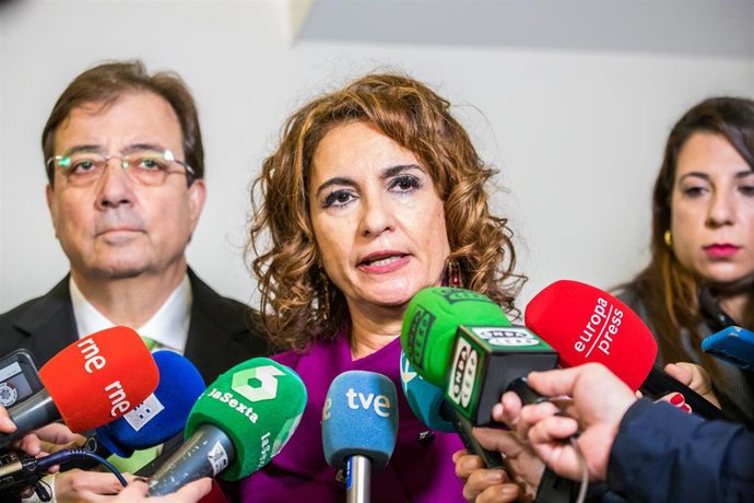 La ministra de Hacienda y Función Pública, María Jesús Montero, ofrece declaraciones a los medios de comunicación en la presentación del Acuerdo de Asociación de España 2021-2027, en el Museo de Arte Contemporáneo Helga de Alvear, a 16 de diciembre de 2