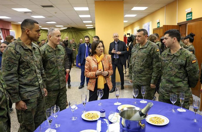 La ministra de Defensa, Margarita Robles, realiza una visita a la Brigada 'Almogávares' VI de Paracaidistas en sus instalaciones de la Base 'Príncipe'