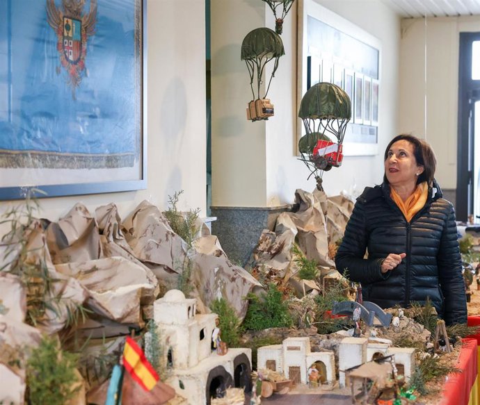 La ministra de Defensa, Margarita Robles, posa junto a un belén durante una visita a la Brigada 'Almogávares' VI de Paracaidistas en sus instalaciones de la Base 'Príncipe'