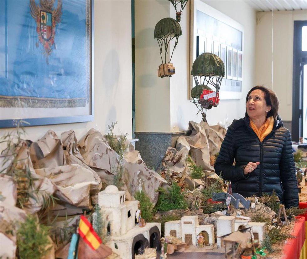La ministra de Defensa, Margarita Robles, posa junto a un belén durante una visita a la Brigada 'Almogávares' VI de Paracaidistas en sus instalaciones de la Base 'Príncipe'