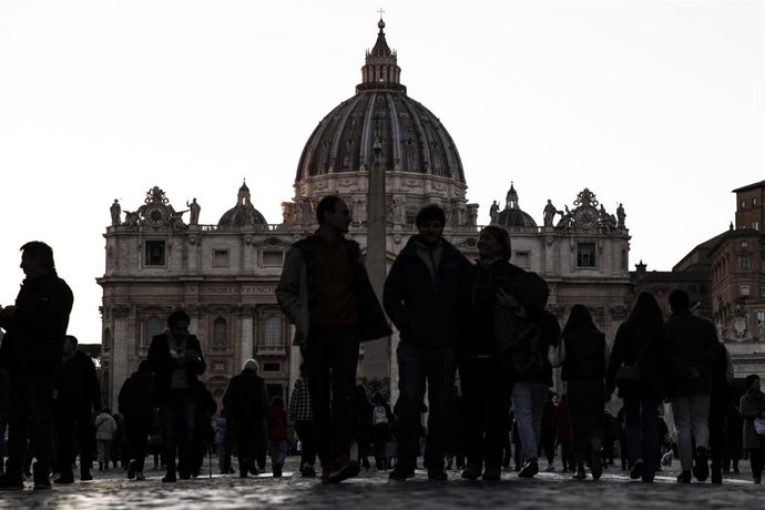 December 28, 2022, VATICAN CITY, Italia: People walk in St. Peter's Square, Vatican City, 28 December 2022. Pope Francis on 28 December asked the faithful to pray for his predecessor, Pope Emeritus Benedict XVI, who he said was 'very sick' at the age of