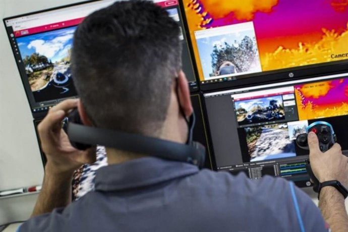 Operador teleopera un robot desde el puesto de control de Alisys.