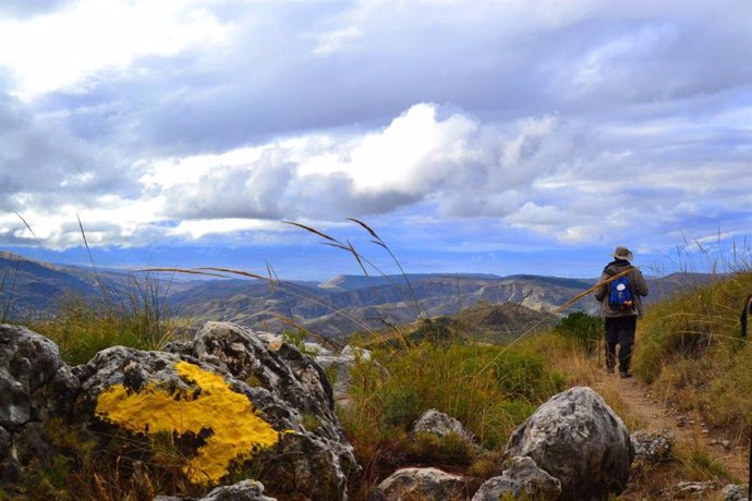 Imagen de la Ruta Mozárabe del Camino de Santiago que liustra el calendario jacobeo de Correos para 2023