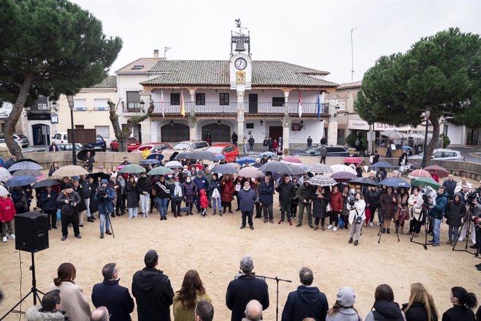 Un grupo de personas se reúne en una concentración en repulsa por el crimen de la mujer embarazada y su bebé en la Plaza Infante Don Juan Manuel, a 29 de diciembre de 2022, en Escalona, Toledo, Castilla-La Mancha (España). El Ayuntamiento de Escalona (T