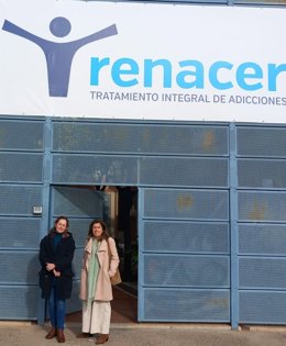 La delegada de Salud y Consumo, María Jesús Botella (dcha.), en su visita a la Fundación Hogar Renacer.
