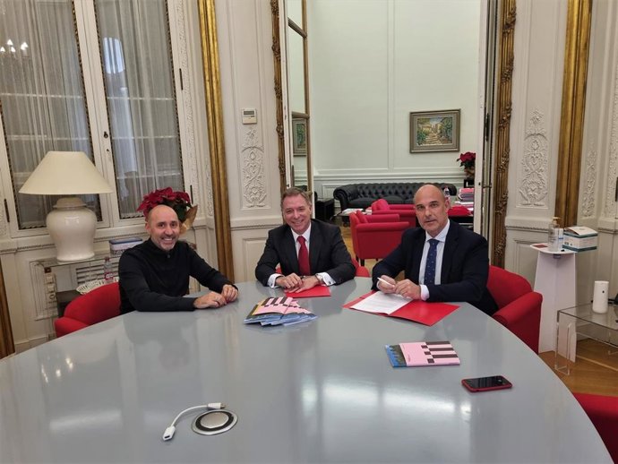 Manuel De la Cruz, director territorial en Andalucía del Grupo Santander; el director del Teatro de la Maestranza, Javier Menéndez Álvarez; y Antonio Palazuelos San Emeterio, director de Planificación y Control de Gestión del Grupo Santander.