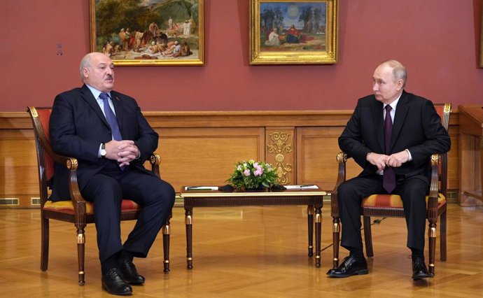 HANDOUT - 27 December 2022, Russia, Saint Petersburg: Russian President Vladimir Putin (R) meets with President of Belarus Alexander Lukashenko on the sidelines of the informal Commonwealth of Independent States (CIS) summit. Photo: -/Kremlin/dpa - ATTE