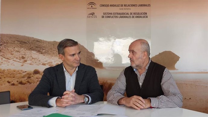 El delegado de Empleo, Amós García, junto al coordinador del Sercla en Almería, Juan Espinosa.