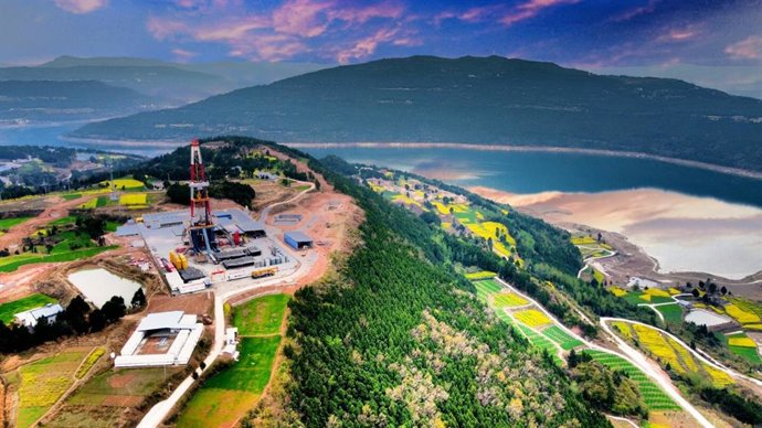 Yuanshen-1 well, the risk exploration well of Sinopec in Sichuan basin, was completed with the depth of 8,866 meters, breaking Sichuan Basins record depth held by Sinopec Rentan-1 well.