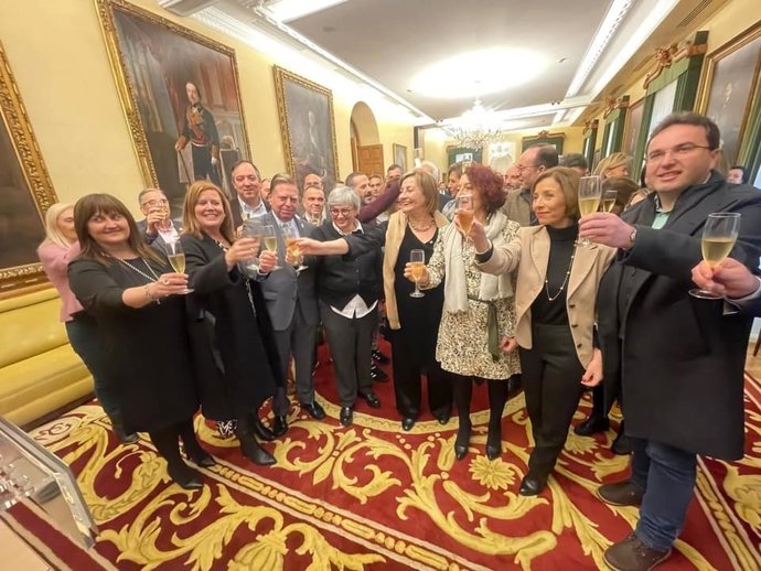 Brindis navideño de alcaldes en Gijón