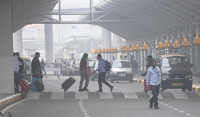 Archivo - Pasajeros en las inmediaciones del aeropuerto de Nueva Delhi