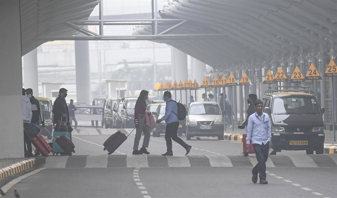 Archivo - 02 December 2021, India, New Delhi: Travellers arrive at Terminal-3 of the Indira Gandhi International Airport amid low visibility due to winter smog. Photo: Arun Sharma/PTI/dpa
