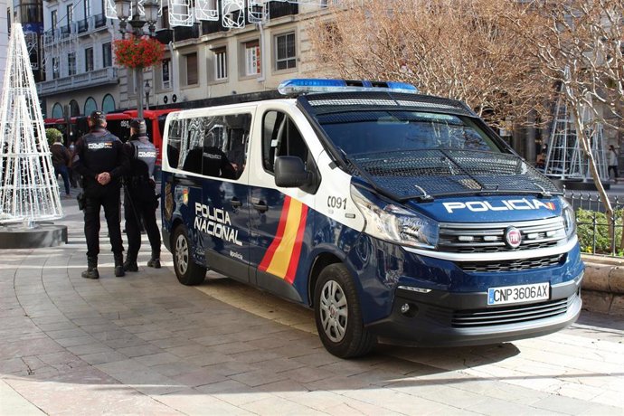 Camión patrulla de Policía Nacional, en el centro de Granada