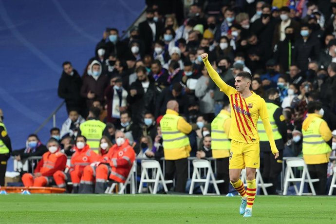 Archivo - El jugador del FC Barcelona Ferran Torres, en un partido en el Santiago Bernabéu.