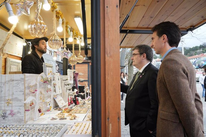 El alcalde de Bilbao, Juan Mari Aburto, visita el mercado de Navidad de la calle Ripa