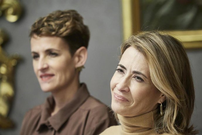 La presidenta de Navarra, María Chivite, y la ministra de Transportes, Movilidad y Agenda Urbana, Raquel Sánchez, este viernes en Pamplona.
