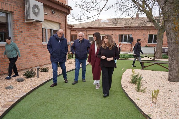 El presidente de la Diputación, Miguel Ángel de Vicente (i), durante su vista al CAPDI Los Juncos de El Sotillo.